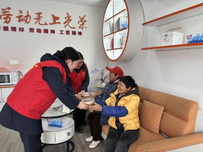 温情冬至暖旅途 宜昌北收费站为劳动者送上“暖心饺”