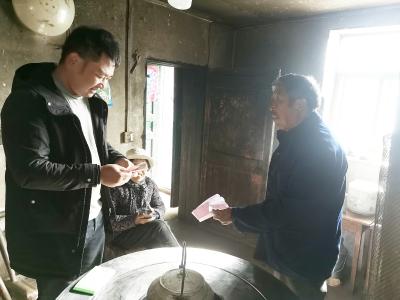 上门服务暖人心 医保代缴解民忧