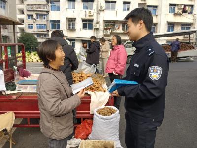 反诈手册递手中，安全防范记心间