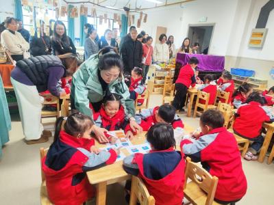 趣味课堂显童趣 亲子徒步乐开怀