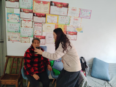 贴心服务送上门 老年认证暖人心