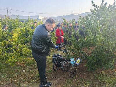 小溪塔街道新合村举办生物有机肥发放暨农机农技培训会