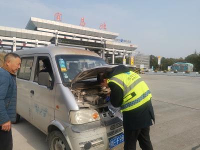 收费站快速响应，助力故障车脱困