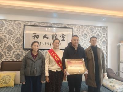 佳誉荣归励乡梓，韶华逐梦赴戎征