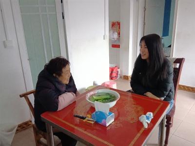 上门走访送关爱，情暖独居老人心