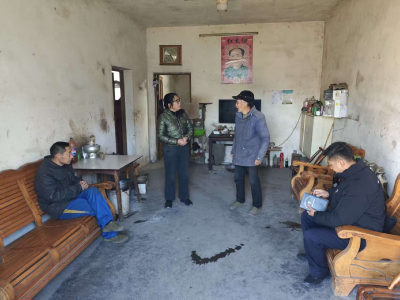 入户走访暖民心，精准服务护平安