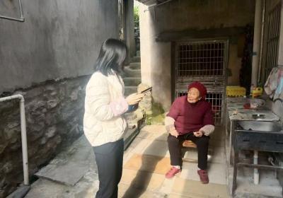 暖心走访护平安 冬季消防入“老”家