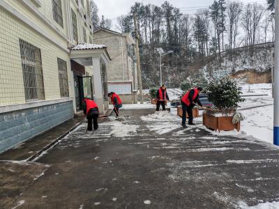 【新时代文明实践】破冰除雪保畅通 慰老送暖见真情