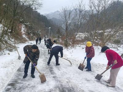 干群同心战风雪 共扫通途暖民心
