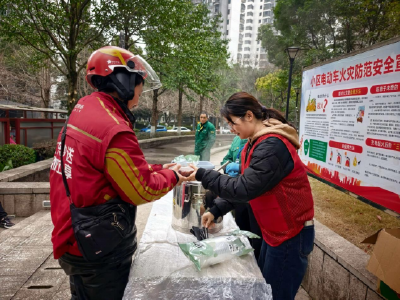 润城社区：腊八粥香暖社区 志愿精神传温情
