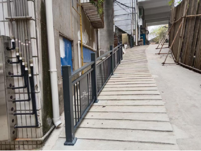 扶手护栏“上岗” 为老人出行保驾护航