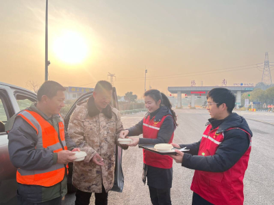 鸦南管理所：浓情腊八护出行 “粥”到服务暖人心