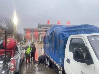 宜昌北收费站紧急救助爆胎货车