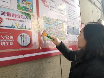 清理顽固小广告 擦亮社区新颜值