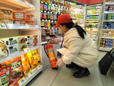 安全“不打烊” 守护“不降温”——港虹社区开展安全检查活动