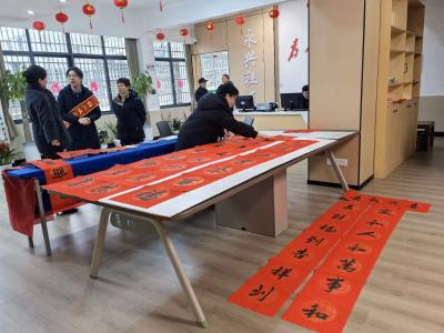 永兴社区：挥毫写春联 墨香迎新年
