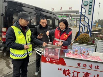 粥香暖征途 情满腊八节