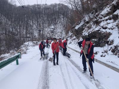 樟村坪镇:闻雪而动守平安 干群合力战严寒