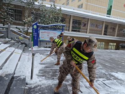 樟村坪镇：民兵与退役军人迎战风雪保畅通