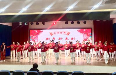 老有所乐绽芳华 乡村舞台漾笑声