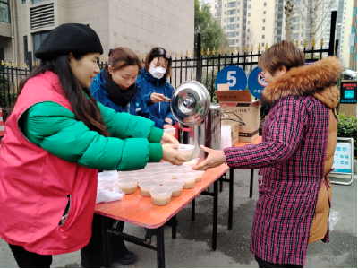 浓情腊八暖邻里 文明实践传温情