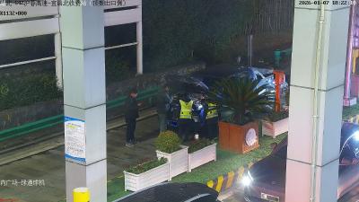 皮卡高速口突发浓烟 收费员秒变“消防员”