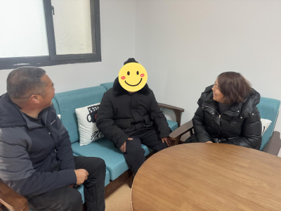 鸦鹊岭镇：情系特困对象 暖心护送入院