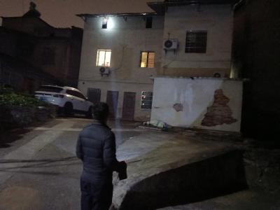 社区冬防夜巡在行动 筑牢大气环境“防护墙”