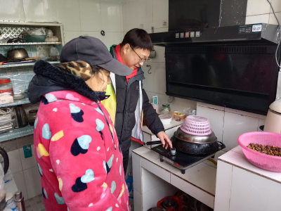 雨雪寒冬送温暖 情系老人护平安