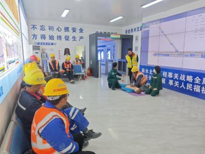 应急救护培训进中铁 共筑安全防线