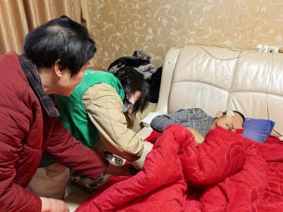 社区医务室上门送医 温暖卧床居民心