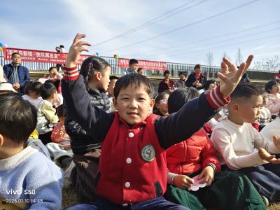 鸦鹊岭镇：亲子相伴 快乐成长