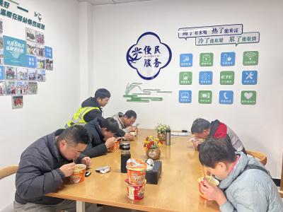 浓雾中的“暖心坐标”：鸦南收费站用服务驱散寒意