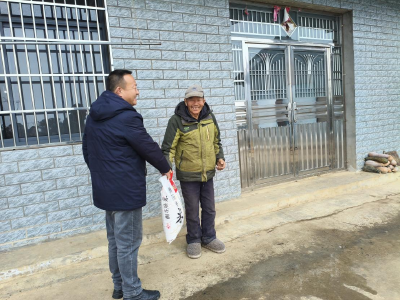 鸦鹊岭镇：“敲门行动”送温暖 筑牢民生平安线