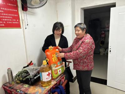 岁末走访暖民心 深情关怀传温情