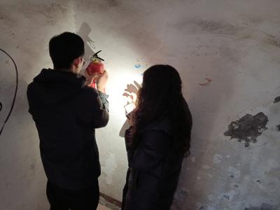 港虹社区：灭火器“安家”关键点 筑牢居民安全防线