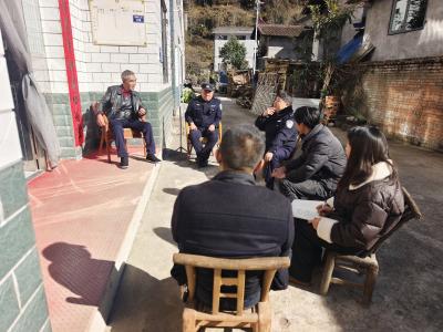 警民连心零距离 入村办公解民忧