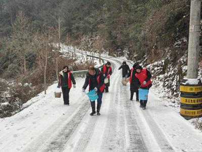 破冰除雪路畅通   干群同心暖寒冬