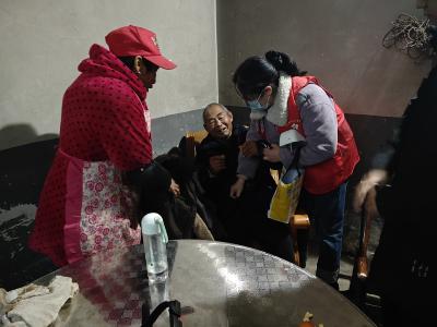 寒潮送温暖 敲门护平安