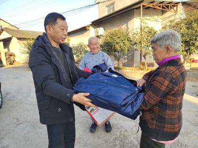 鸦鹊岭镇：暖心救助暖寒冬 保障民生显担当