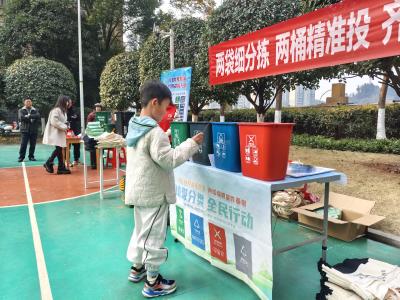 “两袋两桶”宣传进小区  绿色理念深入人心