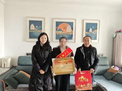 喜报敲家门 荣光暖人心