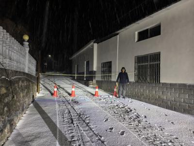 樟村坪镇桃坪河村：“雪夜”坚守 筑牢群众安全防线