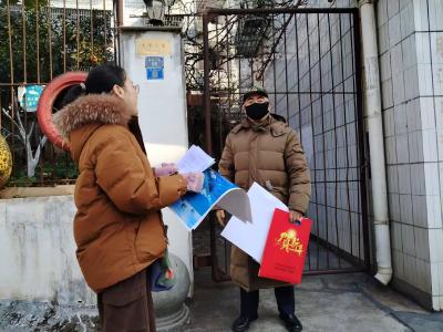 峡江社区：春联挂历送老兵 新春关怀暖人心