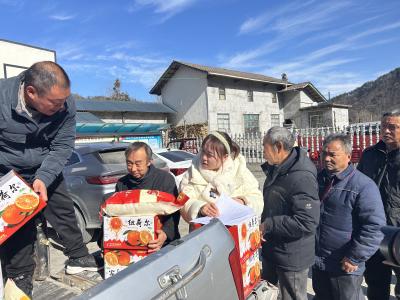 笔墨送福迎新春 冬日慰问暖民心