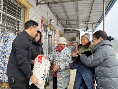 鸦鹊岭镇：敲门送暖 棉衣传情