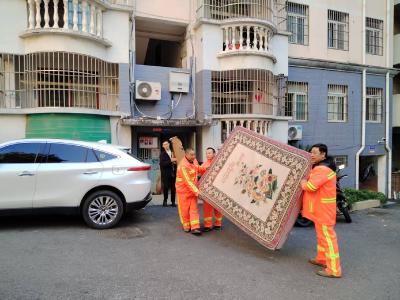 清理楼道杂物 焕新居住家园