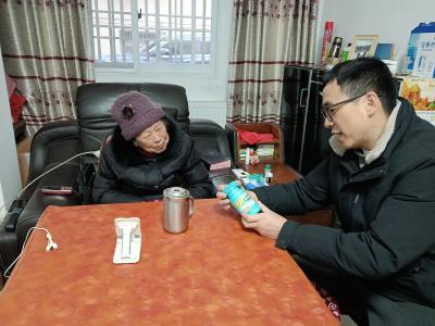 气温骤降送温暖 社区关怀暖人心