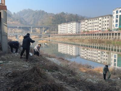 社区志愿齐行动 护河净岸焕新颜