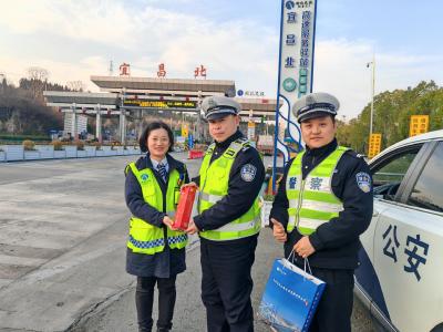 宜昌北收费站：志愿服务暖寒冬 路警携手护平安路